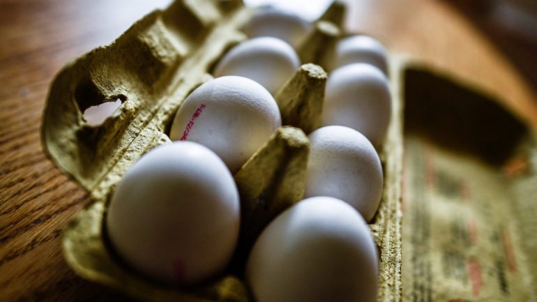 A contaminação foi detetada em ovos de casca branca, produzidos e comercializados por outros Estados-Membros da União Europeia