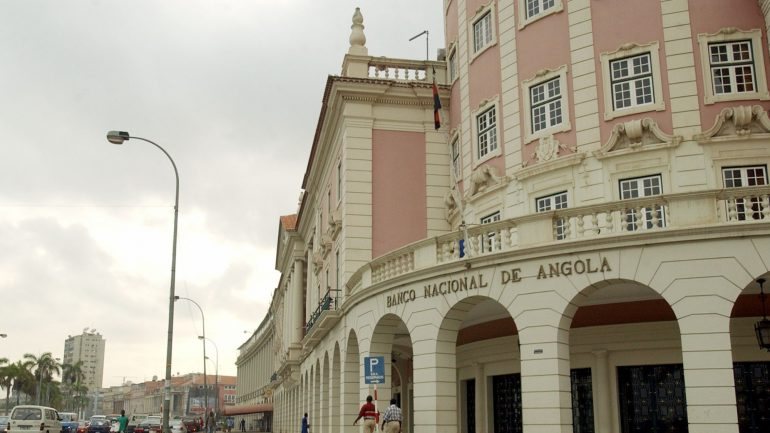 Por dia, os bancos angolanos receberam aos balcões o equivalente, em média, a 14 cheques sem cobertura