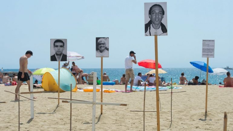 Homenagem, numa praia de Barcelona, a algumas das pessoas que perderam a vida na tentativa de chegar à Europa