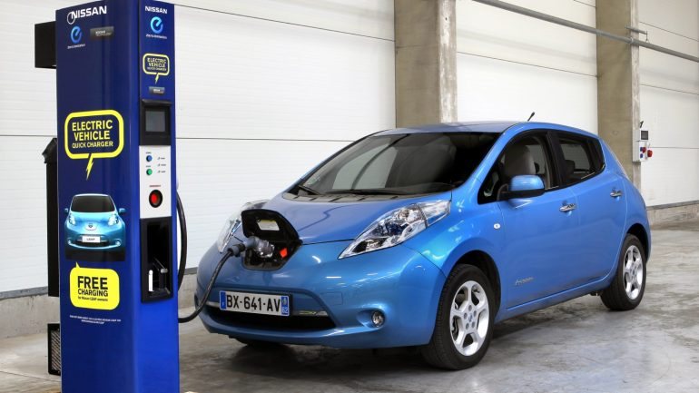 Na Dinamarca já funciona um novo modelo de negócio, em que os automóveis eléctricos &quot;ganham&quot; até 1.300€ por ano por estarem estacionados nos postos de carga, fornecendo energia à rede