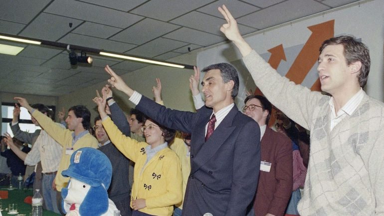 Cavaco Silva quando era líder do PSD, com o então líder da JSD, Passos Coelho, em 1992.