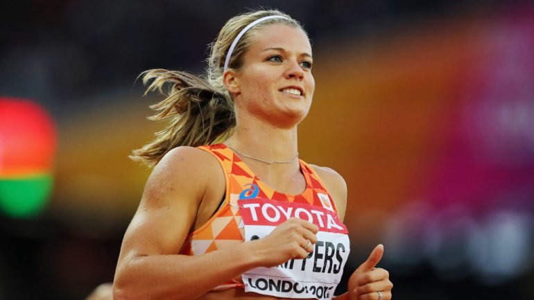 Dafne Schippers revalidou o título mundial nos 200 metros depois de ter ganho o bronze na final dos 100 metros
