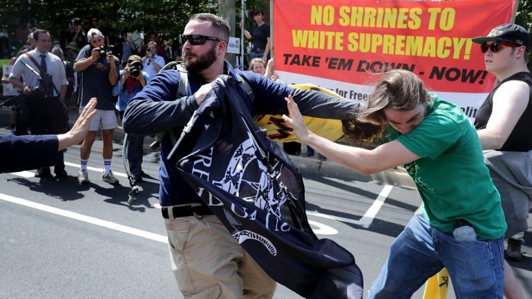 Charlottesville está a ser palco de confrontos entre apoiantes da extrema-direita e pessoas que se lhe opõem