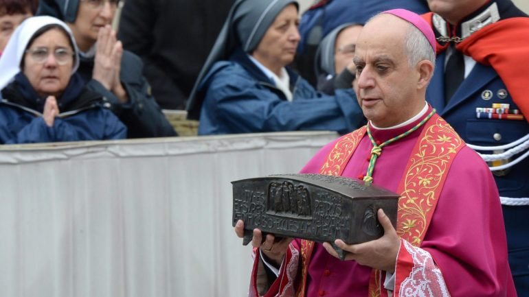arcebispo Rino Fisichella afirmou que não se pode olhar para o lado, em relação ao tema das migrações