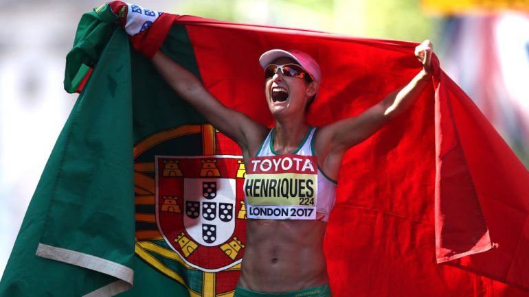 Inês Henriques terminou a prova, levantou a bandeira portuguesa e abraçou o treinador Jorge Miguel