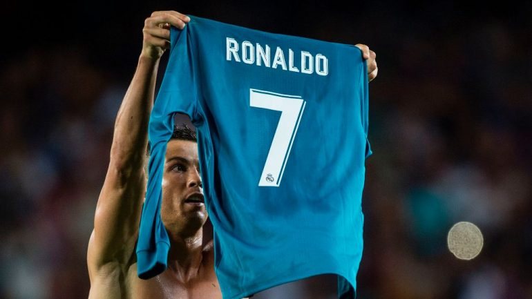 Ronaldo tirou a camisola após marcar, viu amarelo e foi expulso três minutos depois por suposta simulação na área