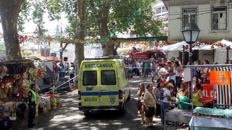 O acidente aconteceu no Largo da Fonte, no centro da freguesia do Monte, durante a festa popular e as celebrações religiosas em honra da padroeira
