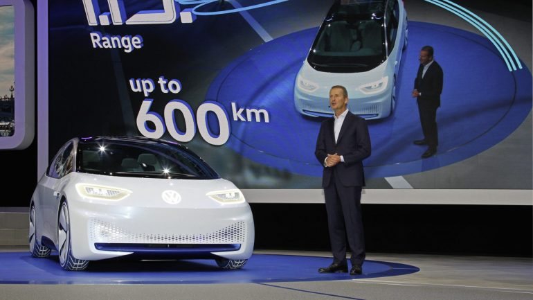 A Volkswagen está a contar com o efeito &quot;escala&quot; para sobrepor-se à Tesla, mas tem de &quot;melhorar significativamente&quot;, nas palavras do próprio CEO da marca germânica