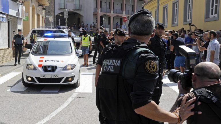 Operação policial em Ripoll, onde foram detidos alguns dos suspeitos ligados aos ataques terroristas na Catalunha