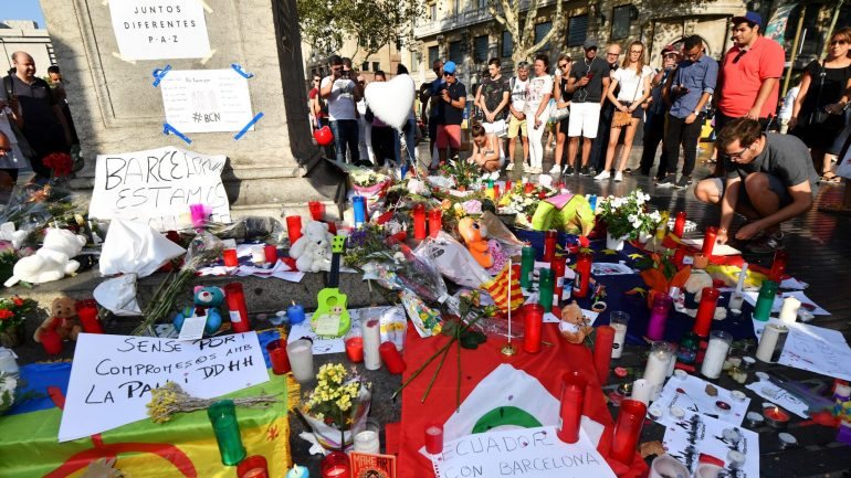A lista de vítimas mortais do ataque em Barcelona inclui duas portuguesas, uma mulher de 74 anos, residente em Lisboa, e a sua neta, de 20