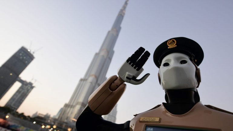 O primeiro polícia robô foi posto &quot;ao serviço&quot; no Dubai em maio