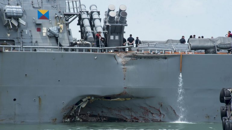 Embarcações e aeronaves dos Estados Unidos, Indonésia, Singapura e Malásia estão envolvidos nas buscas dos marinheiros desaparecidos