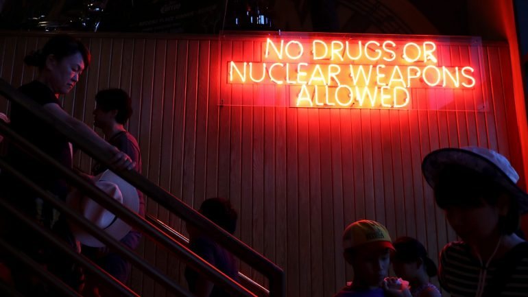 Um neon num bar da ilha de Guam, um território norte-americano que a Coreia do Norte já ameaçou atacar