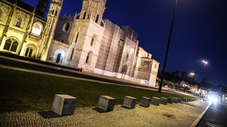 No fim de semana passado começaram a ser instalados na cidade de Lisboa pilaretes em várias zonas