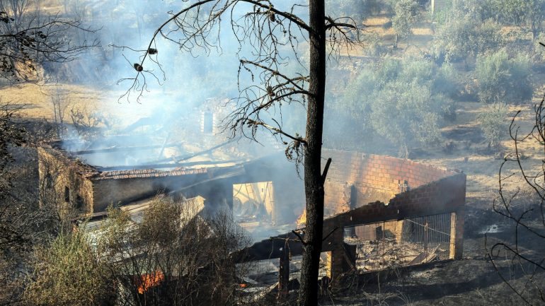 O incêndio em Selada de Pedras levou à deslocação de 16 pessoas até ao início da madrugada desta sexta-feira