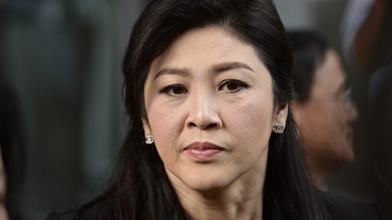 Milhares de apoiantes de Yingluck Shinawatra estavam concentrados no exterior do Supremo Tribunal