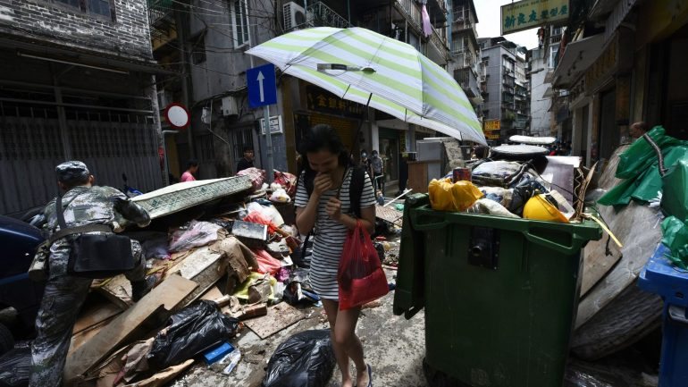 A acumulação de lixo é um dos maiores problemas em Macau neste momento. Sem saneamento básico, há o perigo de que se espalhem doenças