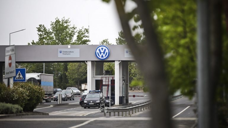 Nos Estados Unidos, sete responsáveis da Volkswagen foram acusados de manipulação dos testes às emissões poluentes