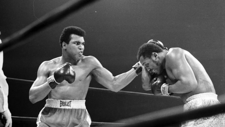 Muhammad Ali e Joe Frazier, provavelmente o maior duelo de sempre (e que teve três combates em quatro anos)