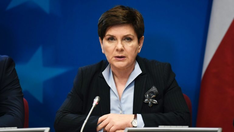 O governo de Beata Szydlo (na foto), primeira-ministra polaca, tem recebido vários avisos da Comissão Europeia