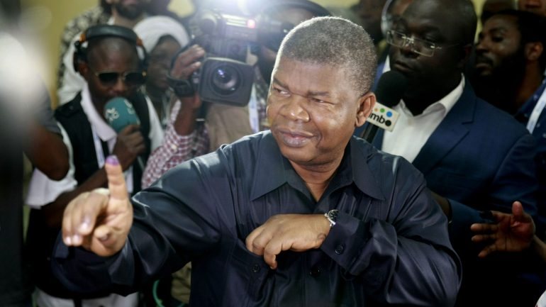 João Lourenço explica que Angola ainda &quot;pode sobreviver&quot; à crise económica