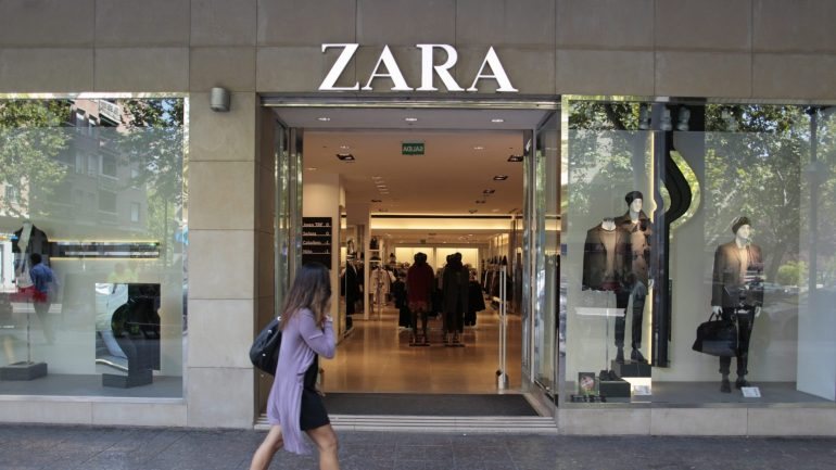 No site oficial da Zara, só há referência a uma conta no Instagram: @zara.