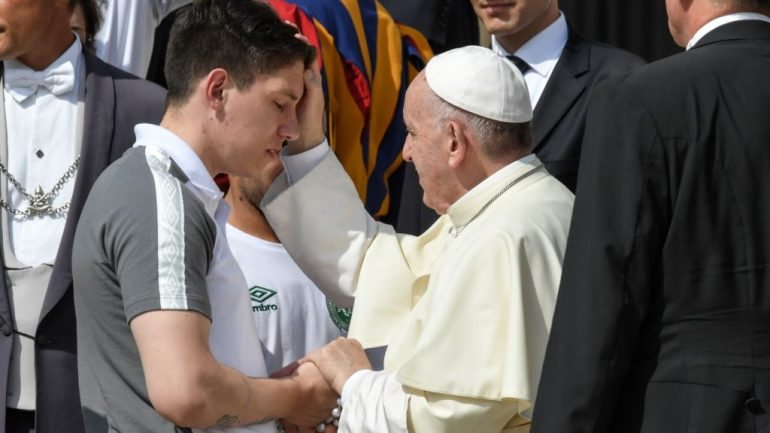 Jackson Follmann (em primeiro plano) e Alan Ruschel receberam a benção do Papa Francisco no Vaticano