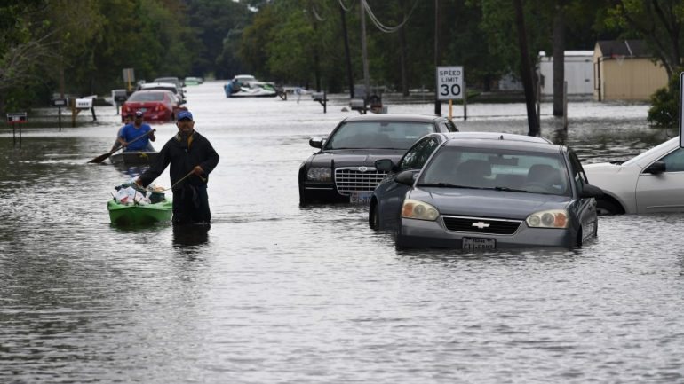 Várias localidades do Texas ficaram inundadas por causa do furacão Harvey