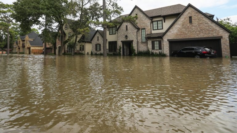 A ameaça de chuvas torrenciais nas zonas de Houston e Galveston acabou, mas perigosas inundações vão continuar