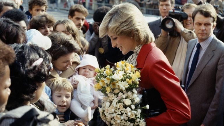 Diana no bairro de Brixton, em 1983, em uma das suas muitas visitas a associações de assistência social