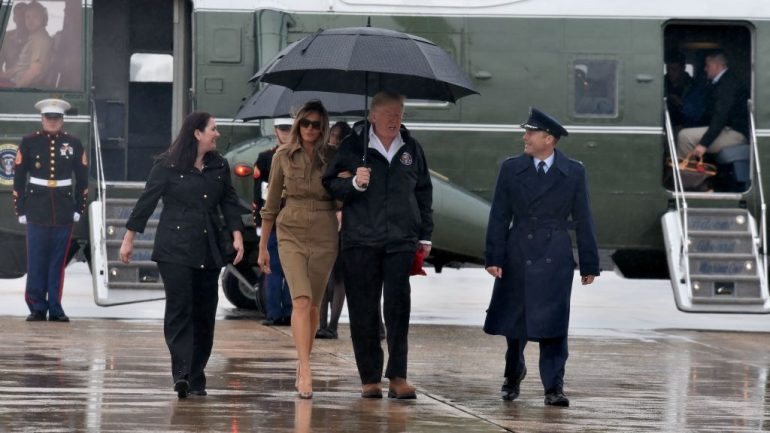Melania e Donald Trump a caminho do Air Force One