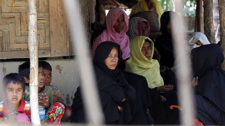 Mulheres e crianças de etnia Rohingya, na zona próxima da fronteira entre Myanmar e o Bangladesh