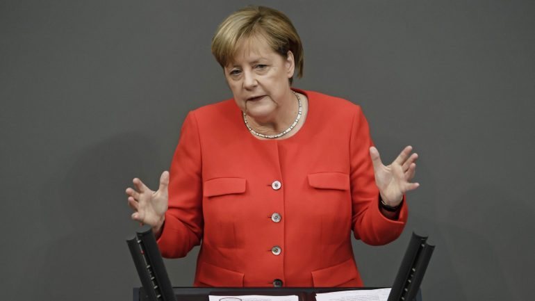 Merkel voltou a defender uma &quot;solução pacífica e diplomática&quot;
