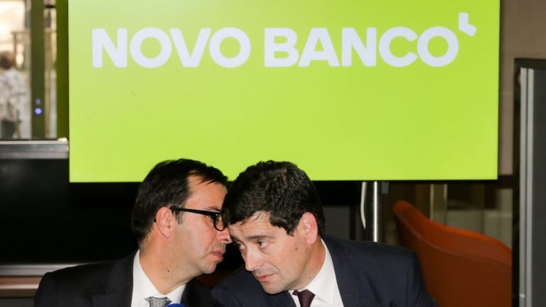 Antonio Ramalho (à direita) conversa com o chefe do Departamento Comercial do Novo Banco, Vítor Fernandes