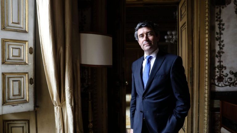 O secretário de Estado das Comunidades, José Luís Carneiro, afirmou que Portugal está a &quot;acompanhar a situação&quot;