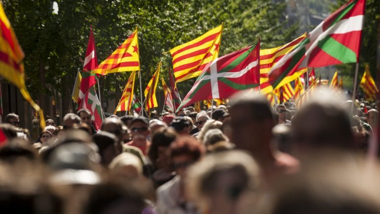 Bascos e catalães manifestam-se pela independência em Barcelona, em agosto de 2017