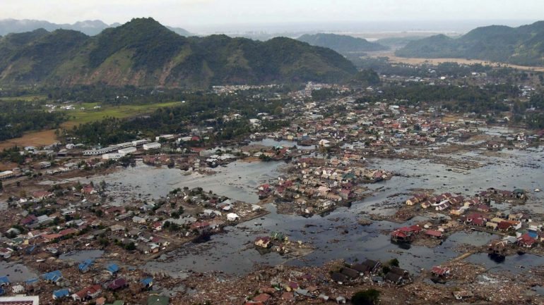 Esta imagem de 2005 mostra o efeito do devastador tsunami de dezembro de 2004 em Sumatra, na Indonésia