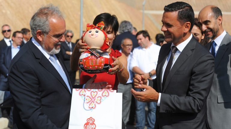 O presidente da câmara municipal de Viana do Castelo, José Maria Costa, oferece uma boneca tradidional de Viana do Castelo ao ministro do Planeamento e das Infraestruturas, Pedro Marques (à direita)