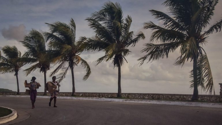 O furacão Irma causou, pelo menos, 23 mortos nas Caraíbas. Depois de Cuba, segue agora para a Florida