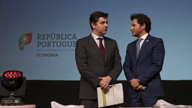 O ministro da Economia, Manuel Caldeira Cabral, em conversa com Luis Araújo