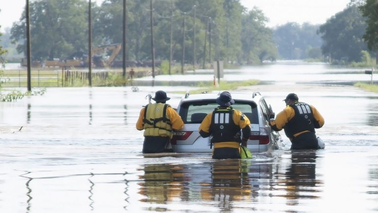 O furacão Harvey causou pelo menos 71 mortes e cheias em Houston