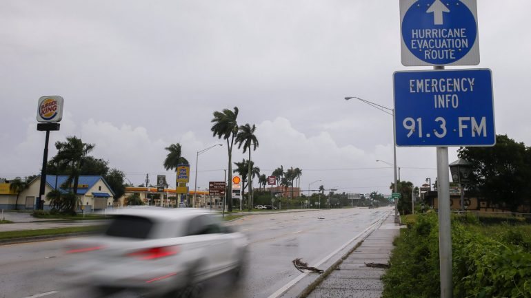 O furacão Irma atinge esta segunda-feira o estado norte-americano da Flórida