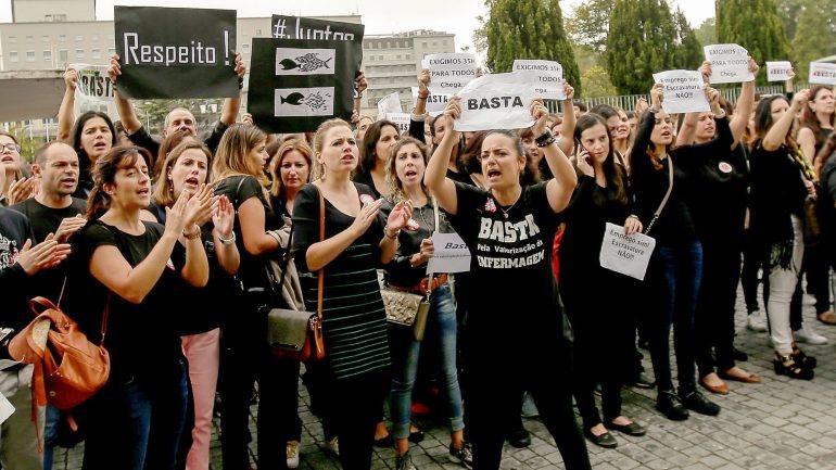 Centenas de enfermeiros manifestam-se no Hospital de São João, no Porto.