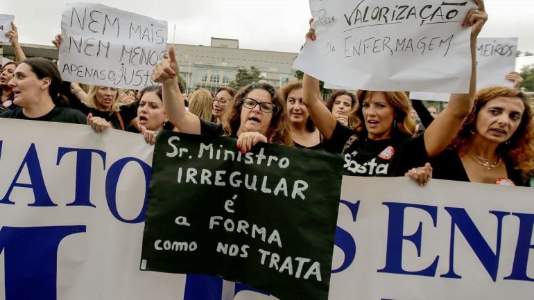 Uma participante na manifestação dos enfermeiros em frente ao Hospital de São João,