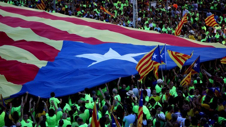 A decisão do Tribunal Constitucional surge um dia depois de centenas de milhares de pessoas terem participado na &quot;Diada&quot;, a maior manifestação pró-independência da Catalunha