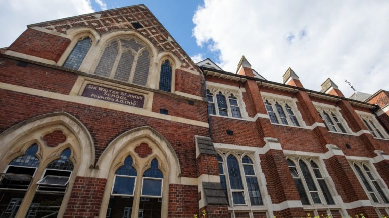 O príncipe George frequenta a escola Thomas’s Battersea há sensivelmente uma semana.