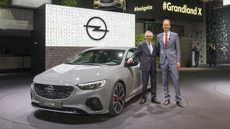 O CEO do Grupo PSA, Carlos Tavares, com o CEO da Opel, Michael Lohscheller, no Salão Automóvel de Frankfurt