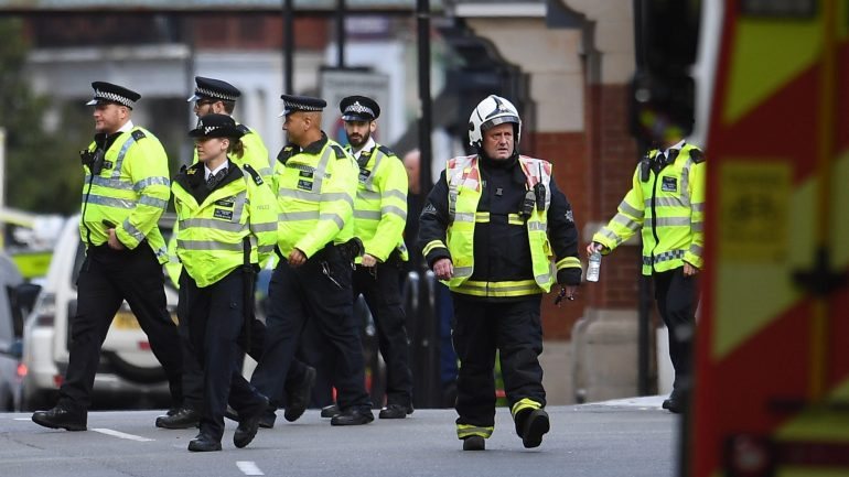 A polícia ainda procura o responsável da explosão de sexta-feira, que obrigou as autoridades a subir o nível de alerta terrorista no Reino Unido para &quot;crítico&quot;