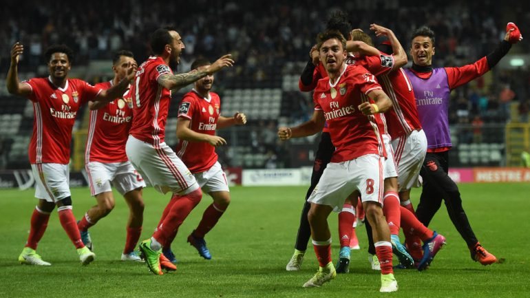 Na época passada, o Benfica empata 2-2 no último suspiro do tetracampeonato
