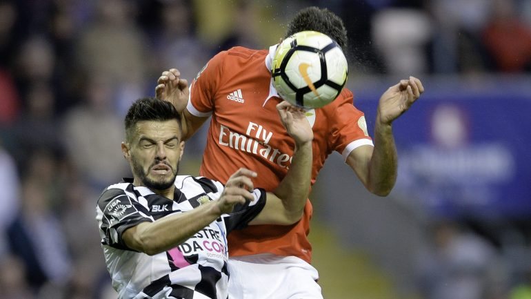 Vá, por esta passa: o Boavista fecha os olhos à intromissão ofensiva do Benfica